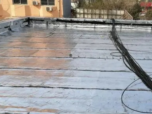 马关卫生间漏水维修公司分享下马关屋面楼顶防水刚性防水层施工要点。